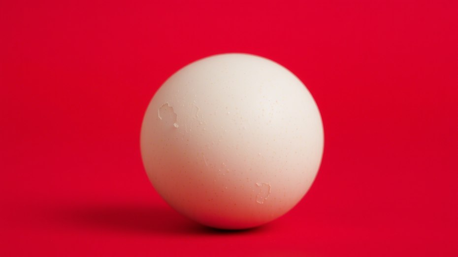 Власти вмешались в планы МТС по повышению тарифов Федеральная антимонопольная служба ФАС вынесла предупреждение оператору сотовой связи МТС Причиной стало повышение тарифов для абонентов в 2026 году Ведомство усмотрело в этих действиях нарушение условий мирового соглашения Оператор уведомил регулятора о повышении стоимости услуг в среднем на 15 6 Изменения должны затронуть около восемнадцати миллионов абонентов Среди них есть граждане которые ранее получили специальные условия по снижению тарифов в рамках исполнения предписания ФАС Антимонопольная служба направила компании официальное предупреждение В нём ведомство подчеркнуло недопустимость повышения тарифов для данной категории клиентов На предоставление ответа отведено два рабочих дня с момента получения письма Параллельно ведомство начнёт анализ обоснованности повышения цен для остальных абонентов При обнаружении нарушений ФАС применит меры воздействия iguides