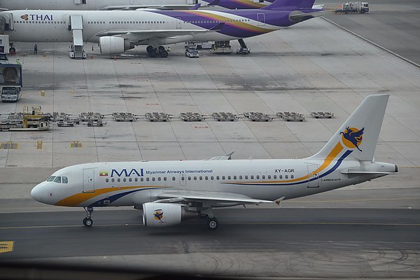 Myanmar Airways возобновит полеты между Мьянмой и Россией 9 октября  Авиакомпания Myanmar Airways 9 октября возобновит полеты по маршруту Янгон – Мандалай – Новосибирск, а в 2025 году может запустить рейсы в Москву. Об этом сообщает "Интерфакс".  "Год назад, 6 сентября, мы запустили наше самое северное направление, это город Новосибирск. Программа в этом году начинается с 9 октября. А рейс будет летать по направлению Новосибирск – Мандалай – Янгон с частотой два раза в неделю. Вылет из Новосибирска – по средам и воскресеньям в 0:10, из Мьянмы – соответственно по вторникам и субботам", – рассказала представитель перевозчика в России Александра Шахназарова.  Рейсы, как и в прошлом году, будет выполнять самолет Airbus A319/A320 на 105 мест. По словам Шахназаровой, за прошедший зимний сезон загрузка рейсов составляла в среднем 30-40%. А всего авиакомпания с сентября по апрель перевезла между Россией и Мьянмой более 2,5 тыс. пассажиров.  aviaru.net/n275511