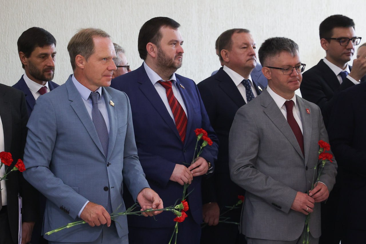 В рамках подготовки к "правительственному часу" с Министром энергетики Сергеем Цивилевым провели совещания Комитета по экономической политике на выезде - посетили главный диспетчерский центр единой системы энергосистемы России. В диалоге с первым заместителем гендиректора - исполнительным директором ПАО "Россети" Андреем Муровым поставил вопрос об использовании по назначению объектов солнечной и ветровой генерации в воссоединенных субъектах, которые могли бы помочь с нашим проблемным электроснабжением, а также о необходимости построить трансформаторные электростанции, защищенные от ударов. Надеюсь, проблемы финансирования не станут помехой для решения этих насущных для наших территорий вопросов.