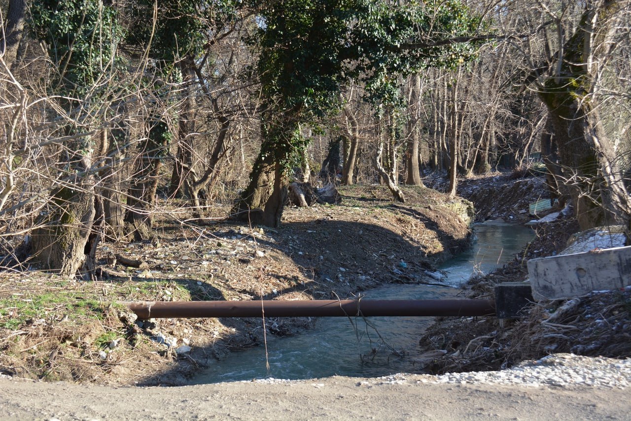 В Новороссийске жители пожаловались на засыпанную грунтом речку Но все по закону Расширить свои владения засыпав ущелье речку и вырубив деревья почти обыденная практика для Новороссийска Вот очередной пример Недавно проезжал мимо нашей речушки в Мысхако и увидел что ее русло засыпали грунтом Эта речка протекает под дорогой ее хорошо видно когда заезжаешь или выезжаешь из Мысхако А еще вдоль речки росли деревья теперь они почему то валяются рядом срубленные Зачем их убрали И вообще как такое могло произойти что часть реки оказалась засыпанной землей Ведь это может привести к заболоченности местности и другим связанным с этим неприятностям Разве малые речки у нас не под охраной государства С уважением Игорь Сергеевич учитель географии Как сообщила Новороссийскому рабочему глава Мысхакского сельского округа Наталья Клименко речь в обращении читателя идет о территории находящейся в частных руках Этот земельный участок сформирован в 2017 году На место в свое время выезжали с проверкой сотрудники городской прокуратуры полиции и сельской администрации Нарушений никаких не выявлено пятиметровая охранная зона там соблюдена