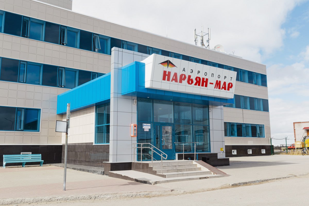 В аэропорту Нарьян Мара обустроят паркинг с въездами через шлагбаум Специалисты профильного окружного департамента объяснили что автомобилисты смогут пользоваться парковкой бесплатно в течение одного часа Речь идёт не о зарабатывании денег предприятием Тут две основных задачи Первая безопасность Будет производиться фото и видеофиксация всех транспортных средств въезжающих на территорию аэропорта Вторая связана с обеспечением удобства для автомобилистов Многие жители уезжая в командировку или отпуск оставляют свои машины на неделю а то и на целый месяц Ну а тем кто приехал встретить или проводить близкого купить билет или пообедать в столовой приходится долго искать место на парковке После установки паркинга такой проблемы не будет пояснили в департаменте строительства ЖКХ энергетики и транспорта НАО Подробнее по ссылке Фото Александра Берг НАО24