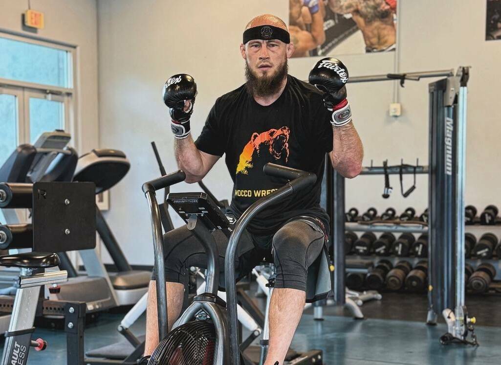 Промоушен UFC не стал продлевать контракт с Ринатом Фахретдиновым Первый татарин в истории UFC Ринат Фахретдинов исключен из ростера организации Промоушен не стал продлевать контракт с 34 летним бойцом несмотря на его впечатляющую статистику Фахретдинов под эгидой UFC провел семь поединков ни разу в них не уступив шесть побед одна ничья Читать полностью