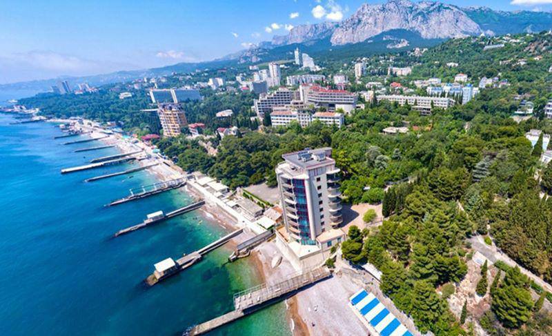 В Крыму сейчас отдыхает свыше 350 тысяч туристов Вице президент Ассоциации туроператоров России АТОР Сергей Ромашкин заявил что в настоящий момент в Крыму находятся порядка 350 400 тыс туристов В Крыму сейчас находятся около 350 400 тыс туристов сезон еще идет Каждый день приезжают около 5 6 тыс человек цитирует его пресс служба ассоциации В сентябре 2025 года номера в гостиницах и отелях Крыма забронированы в среднем на 68 Новости Отели ЗагрузкаОтелей ОтелиКрыма Новости Отелей
