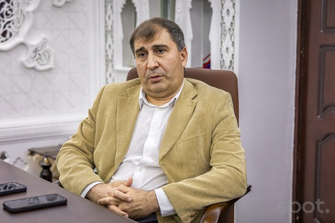 Георгий Паресишвили покинул пост председателя правления Республиканской фондовой биржи Тошкент Официальной причиной названо истечение срока действий трехлетнего трудового договора Врио председателя правления назначен Файзулла Ташов Он работал в Узпромстройбанке в 2001 2005 годах и затем занимал руководящие должности в Центральном депозитарии ценных бумаг в том числе пост начальника управления депозитарных услуг и расчетно платежных операций ЦДЦБ с 2024 года www spot uz ru 2025 09 08 uzse changes Telegram Instagram YouTube