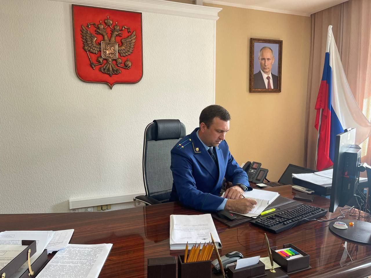 За нарушение сроков рассмотрения жалоб граждан прокурор возбудил в отношении муниципальных служащих дела об административных правонарушениях    Прокуратура города Ессентуки провела проверку исполнения законодательства о порядке рассмотрения обращений граждан.  Установлено, что должностными лицами управления архитектуры и градостроительства администрации города не обеспечено своевременное рассмотрение обращений четырех местных жителей.    Вопреки требованиям закона, начальником управления и его заместителями ответы на обращения гражданам в установленный срок не направлены.   В связи с этим прокуратурой города в отношении виновных должностных лиц возбуждены четыре дела об административных правонарушениях по ст. 5.59 КоАП РФ  нарушение установленного порядка рассмотрения обращений граждан .   По постановлениям прокурора виновные лица привлечены к административной ответственности.