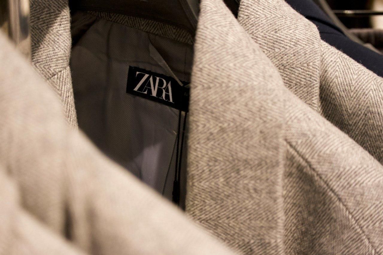 Одежда Zara снова появилась в России несмотря на уход из страны испанского владельца бренда Inditex пишет Financial Times В число марок принадлежащих компании также входят Bershka Massimo Dutti и Stradivarius Товары этих брендов импортируют в Россию для продажи в сети магазинов Твое утверждает издание Как отмечает FT изделия соответствуют продукции Inditex прошлых сезонов и имеют официальные этикетки компании Financial Times ссылается в числе прочего на декларации о соответствии одной из российских компаний в которых Inditex указана в качестве поставщика При этом испанский владелец брендов заявил что не предоставлял подобных разрешений на ведение деятельности от его имени В сети Твое сообщили что не имеют прямых соглашений о поставках с компаниями группы Inditex а также сослались на соглашения о неразглашении информации по текущим контрактам Amin Zabardast Unsplash Подпишитесь на Ведомости