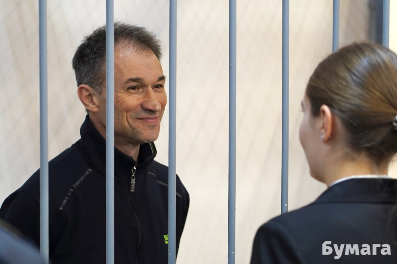 Сооснователь iGooods Григорий Кунис объявлял голодовку в СИЗО чтобы добиться разговоров со своими близкими Об этом он рассказал во время последнего слова в суде по делу о донатах Фонду борьбы с коррупцией сообщил корреспондент Бумаги Первые 2 5 месяца я был вообще лишен возможности говорить со своими близкими хотя у меня было разрешение следователя с первого дня ареста Меня просто не выводили на звонки Мне пришлось объявить голодовку чтобы заставить сотрудников ФСИН исполнять свои обязанности Только спустя 2 5 месяца я услышал голос одного из своих детей Это очень больно сказал Кунис Он также отметил что должен ухаживать за родителями которым по 87 лет и назвал серьезным наказанием невозможность работать Кунис рассказал что предлагал помочь с бытовой работой администрации СИЗО но ему отказали Во всех пяти камерах в которых я был текут краны не работают часть светильников разваливаются розетки Предлагаешь Давайте я сам это починю потому что ремонтников не дождаться Не положено добавил предприниматель Контекст Дело Куниса рассматривает Петроградский суд Петербурга Его обвиняют в финансировании экстремистской организации из за перевода 3500 рублей ФБК Предприниматель признал вину и сотрудничал со следствием Обвинение запросило для Куниса 6 лет колонии общего режима Приговор должны огласить 8 декабря Фото Бумага Подписывайтесь на Бумагу и предлагайте новости