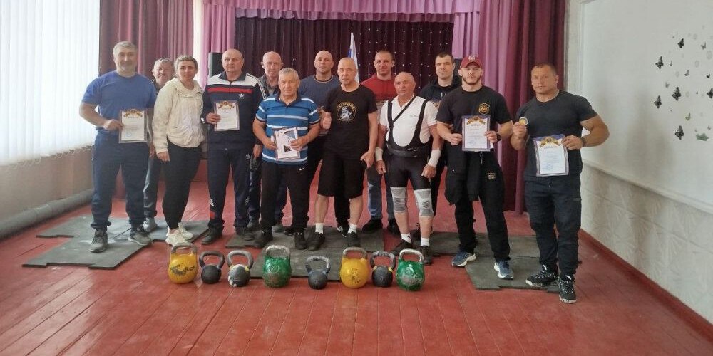 Чемпионка мира провела мастер-класс в Запорожской области В селе Таврийское Запорожской области состоялся мастер-класс по гиревому спорту от чемпионки мира Марины Ивиной. «Это уникальная возможность для местных гиревиков получить знания и навыки от профессионала высочайшего уровня», — сообщили в администрации Бердянска. Марина Ивина, мастер спорта международного класса из Херсонской области, продемонстрировала технику выполнения упражнений и ответила на вопросы участников. Мероприятие собрало гиревиков со всего Запорожского региона и включало как теоретическую часть о тренировочном процессе, так и практические занятия. Фото: Телеграм-канал «Новотроицкое. Спорт и точка» , VK и ОК и читайте новости на нашем сайте