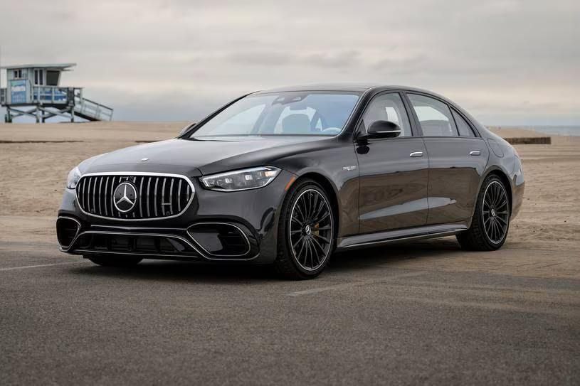 Тимур Миндич подозреваемый в причастности к масштабной коррупционной схеме в энергетике выехал из Украины на элитном авто СМИ По данным журналистов он пересёк границу на Mercedes Benz S 350 который принадлежит львовской компании премиум перевозок Одним из владельцев этого сервиса является Эльдар Асадулаев ранее работавший в Западном региональном управлении Госпогранслужбы Миндич покинул Украину в 2 09 ночи 10 ноября за несколько часов до обысков в его квартире которые проводили детективы НАБУ НАШИ РЕСУРСЫ Telegram Tik tok YouTube RUTUBE