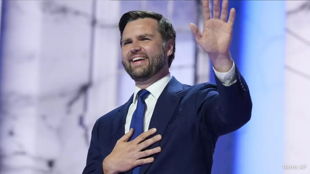 Вице президент США Джей Ди Вэнс начинает поэтапную подготовку к выборам главы государства в 2028 году сообщает Axios По данным издания Вэнс не собирается публично бросать вызов Дональду Трампу Напротив он намерен заручиться ещё большей поддержкой со стороны президента остающегося доминирующей фигурой в республиканской партии Ключевой задачей он считает поддержку республиканских кандидатов на промежуточных выборах в Конгресс в ноябре 2026 года чтобы укрепить позиции внутри партии Axios также отмечает что политик будет постепенно дистанцироваться от движения MAGA и сосредоточится на более широкой повестке экономике национальной безопасности и роли США в мире Вместо публичных конфликтов с возможными соперниками он будет опираться на поддержку сторонников включая Дональда Трампа младшего и других влиятельных консервативных медийных фигур Кроме того вице президент намерен активно участвовать в сборе средств для республиканской партии выстраивать связи с региональными организациями и работать над сохранением республиканского большинства в Конгрессе в 2027 2028 годах что может стать его ключевым политическим ресурсом в будущей президентской гонке IZ RU в MAX РОЗЫГРЫШ