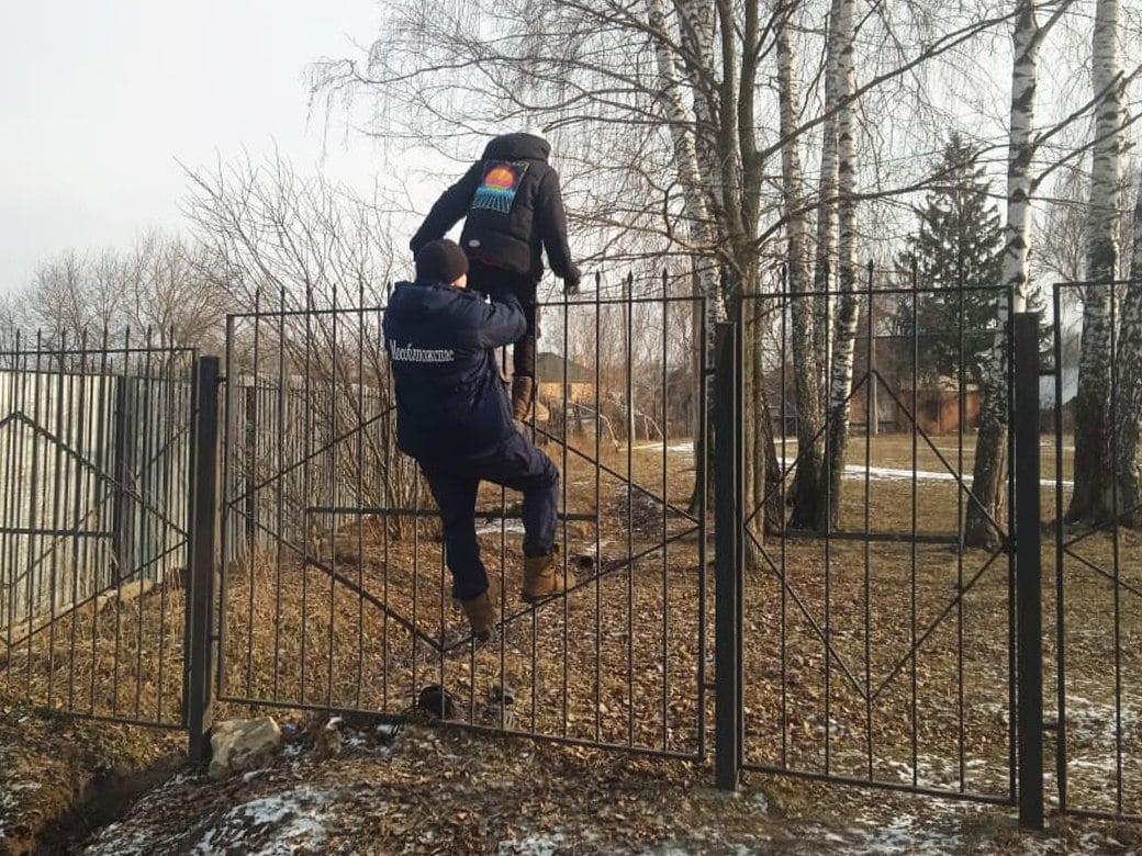 В минувшее воскресенье спасатели поисково-спасательного поста 220-й пожарно-спасательной части #Мособлпожспас освободили ногу 11-летней девочки, застрявшую между металлических прутьев забора. Инцидент произошел в Каширском городском округе.     В единую службу экстренных вызовов обратились проходившие мимо подростки. Выяснилось, что девочка шла на стадион заниматься. До центрального входа было идти далеко, и она решила перелезть через забор, чтобы сократить путь. Однако, забравшись наверх, юная спортсменка как-то неловко повернула ногу, и та застряла между металлических прутьев ограждения. Ребята попытались самостоятельно помочь школьнице, но поняли, что без помощи спасателей не обойтись.     Прибыв по указанному адресу, работники дежурной смены приподняли подростка над забором, помогли развернуть ногу в удобное положение и освободили застрявшую конечность. Напоив продрогшую девочку горячим чаем, спасатели отвезли ее домой. В медицинской помощи юная леди не нуждалась.     "Мособлпожспас"