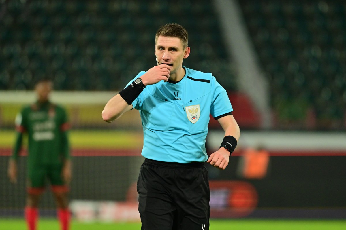 Судью РПЛ допросили по делу Торпедо о подкупе арбитров Футбольного арбитра Егора Егорова допросили по делу Торпедо сообщил РБ Спорт его отец также бывший судья Игорь Егоров Ранее журналист Иван Карпов сообщил что Егоров пытался улететь из России но правоохранители ему не позволили Егор прилетел из Нижнего Новгорода в Москву откуда хотел улетать на отдых с семьей В Москве подошли сказали что проходит по уголовному делу Отвезли допросили Потом Егор поехал домой Единственное самолет на отдых к тому моменту уже улетел сказал Игорь Егоров Он отметил что сын весной судил матч Торпедо в Первой лиге против тульского Арсенала 1 0 Ровное четкое судейство Видимо торпедовский человек который находится под следствием рассказывает по моему 14 фамилий проходят по этому делу Видимо раз судил и есть победа Торпедо говорится об этих моментах добавил Егоров старший Егор Егоров в нынешнем сезоне отсудил девять матчей РПЛ Global Look Press Подписаться на РБК Спорт