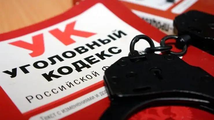 Группу молодых людей до смерти избивших 20 летнего парня задержали в Иркутской области По данным СК подозреваемые избили мужчину 20 декабря в рабочем поселке Михайловка Они ворвались в квартиру в которой он временно жил и нанесли множество ударов по жизненно важным органам После группа скрылась Избитого позднее обнаружил хозяин квартиры он вызвал скорую но врачи лишь констатировали смерть пострадавшего Фото Telegram канал Следком38   Подписаться на sibnovosti ru предложить новость