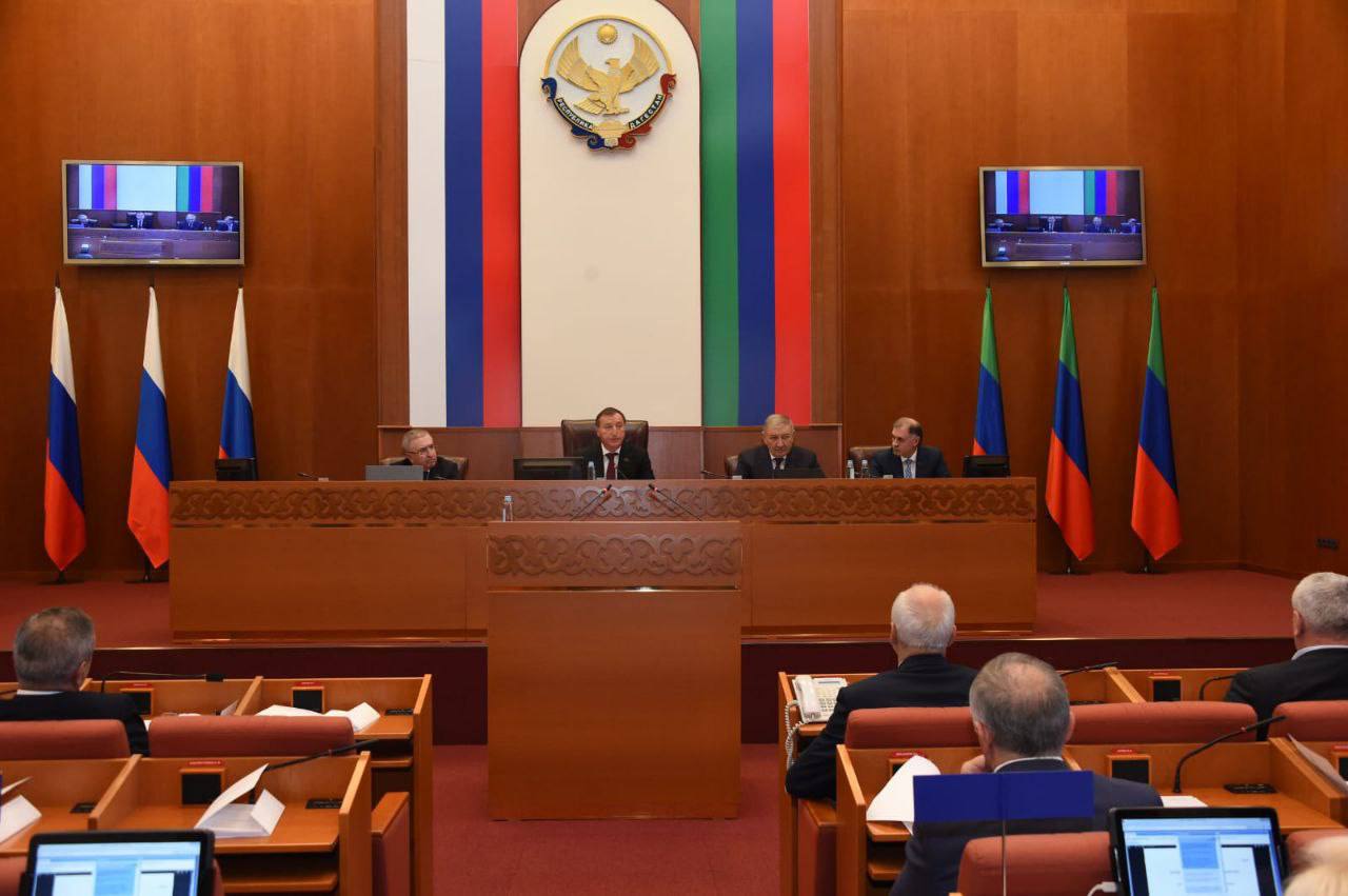 Депутаты парламента проголосовали за досрочное прекращение полномочий депутата НС РД Магомеда Магомедова сына экс госссекретаря Магомедсултана Магомедова