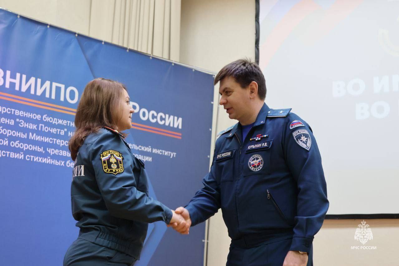 35 лет укрепления интеллектуального фундамента безопасности МЧС России во ВНИИПО отпраздновали юбилей чрезвычайного ведомства За 35 лет институт прошёл путь от решения первоочередных задач до создания комплексной научной системы прогнозирования предотвращения и тушения пожаров Ваши разработки сегодня это наше конкурентное преимущество основа для оснащения подразделений самой современной техникой и средствами защиты обратился заместитель главы МЧС России Роман Курынин к коллективу и ветеранам института Подробности тут Подписывайся на ВНИИПО МЧС России в MAX ВК Подписывайся на МЧС России в MAX ВК