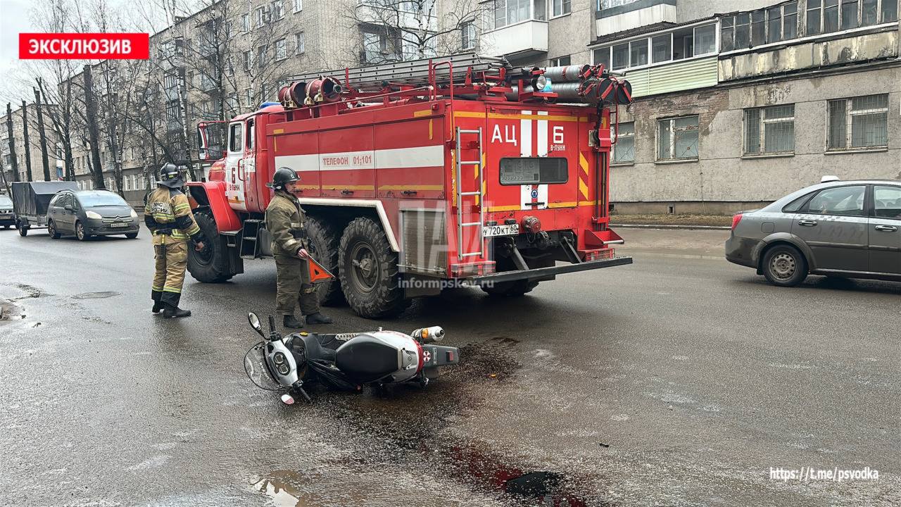 Скутерист госпитализирован в результате ДТП в Великих Луках  В Великих Луках, на улице Дьяконова, у дома №14, произошло столкновение автомобиля и скутера.  Водитель скутера госпитализирован в медучреждение.   На месте работают бригада скорой помощи, пожарные подразделения, сотрудники ГАИ.  Обстоятельства произошедшего выясняются.