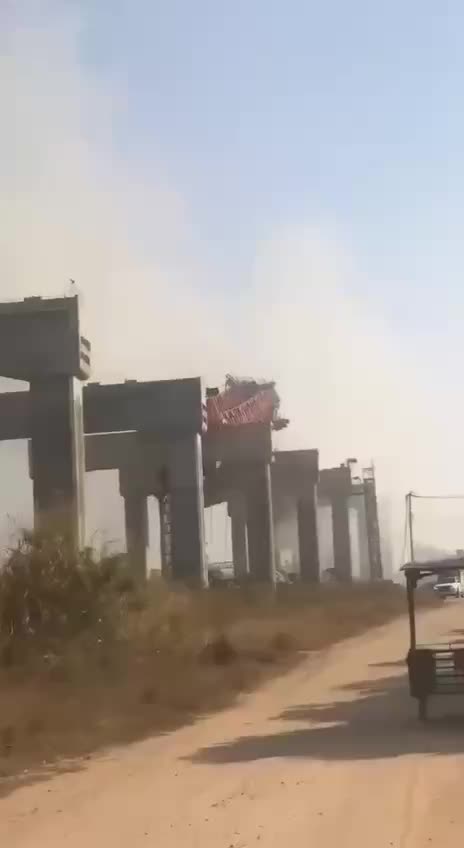 Трагедия в Таиланде: 22 человека погибли при падении строительного крана на поезд