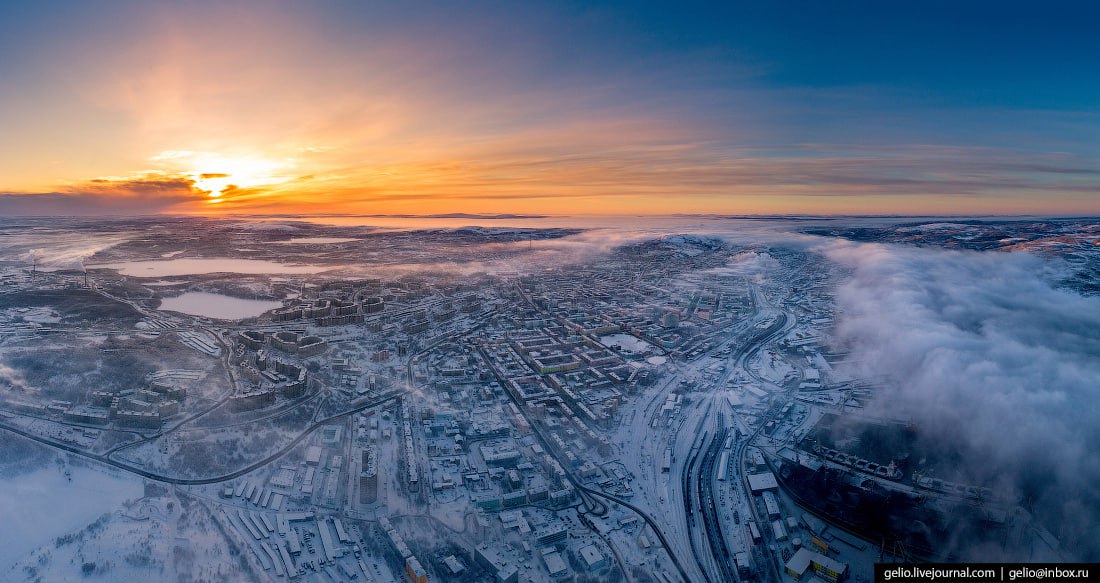 Индийский фармзавод в Мурманске заморозили Обещать не значит жениться Это про строительство индийских фармпроизводств в российских регионах Ещё в 2023 году на ПМЭФ Саффарм принадлежащая Safecon Lifesciences и Avicare Bio Science подписала соглашение с властями региона о возведении в Мурманске фармацевтического комплекса и завода активных фармацевтических ингредиентов В проект планировалось вложить около 10 млрд рублей На новом предприятии которое должны были открыть в конце 2027 года собирались выпускать антибиотики вакцины витамины минералы аминокислоты в том числе гормональные и онкопрепараты для государственных больниц и аптек Как рассказал губернатор Мурманской области Андрей Чибис при реализации проекта возникли трудности при работе с инвестором и на сегодняшний день создание завода не ведётся По поводу инвестора из Индии нюансов много они пока не структурируются К сожалению по многим причинам в том числе субъективного плана пока не получается Не получилось и у Cadila Pharmaceuticals с инновационным фармацевтическим комплексом и заводом инъекционных препаратов в Кемерово Строительство отложили на неопределенный срок из за сложившихся условий и ограниченности бюджета индийской стороны Без рецепта