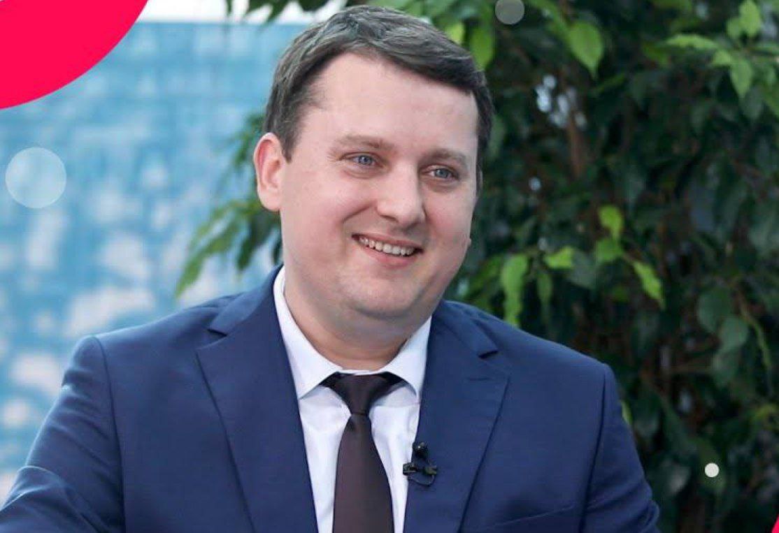 В Приморье задержан руководитель Приморского межрегионального управления Россельхознадзора Дмитрий Зданович В самом ведомстве происходят обыски Пока известно только то что Здановичу вменяют получение взятки в особо крупном размере Это не первый руководитель ведомства который был уличен в коррупции Предыдущих руководителя тогда ещё управления Федеральной службы по ветеринарному и фитосанитарному надзору по Приморскому краю и Сахалинской области Юлий Иванов и несколько его подчиненных стали фигурантами уголовного дела по получению взяток 17 эпизодов на общую сумму 45 4 миллиона рублей Деньги они получали за содействие в ускоренной и беспрепятственной выдаче должностными лицами Россельхознадзора фитосанитарных и ветеринарных сертификатов на экспортируемую подкарантинную продукцию