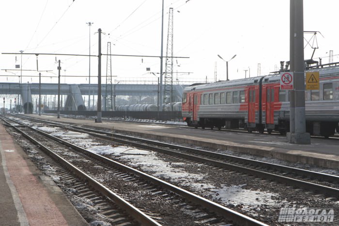 Вологодские школьники попытались повторить опасный трюк зацеперов из соцсетей В ходе рейда на железнодорожном перегоне ст Вологда ст Пост 499 км сотрудники полиции обнаружили трех школьников которые пытались зацепиться за лестницы грузового состава Сотрудниками отделения по делам несовершеннолетних были установлены личности всех подростков Ими оказались учащиеся 10 11 лет из одной из школ города С детьми провели профилактические беседы о недопустимости такого поведения а в отношении их родителей составили административные протоколы по статье 5 35 КоАП РФ Неисполнение обязанностей по содержанию и воспитанию несовершеннолетних