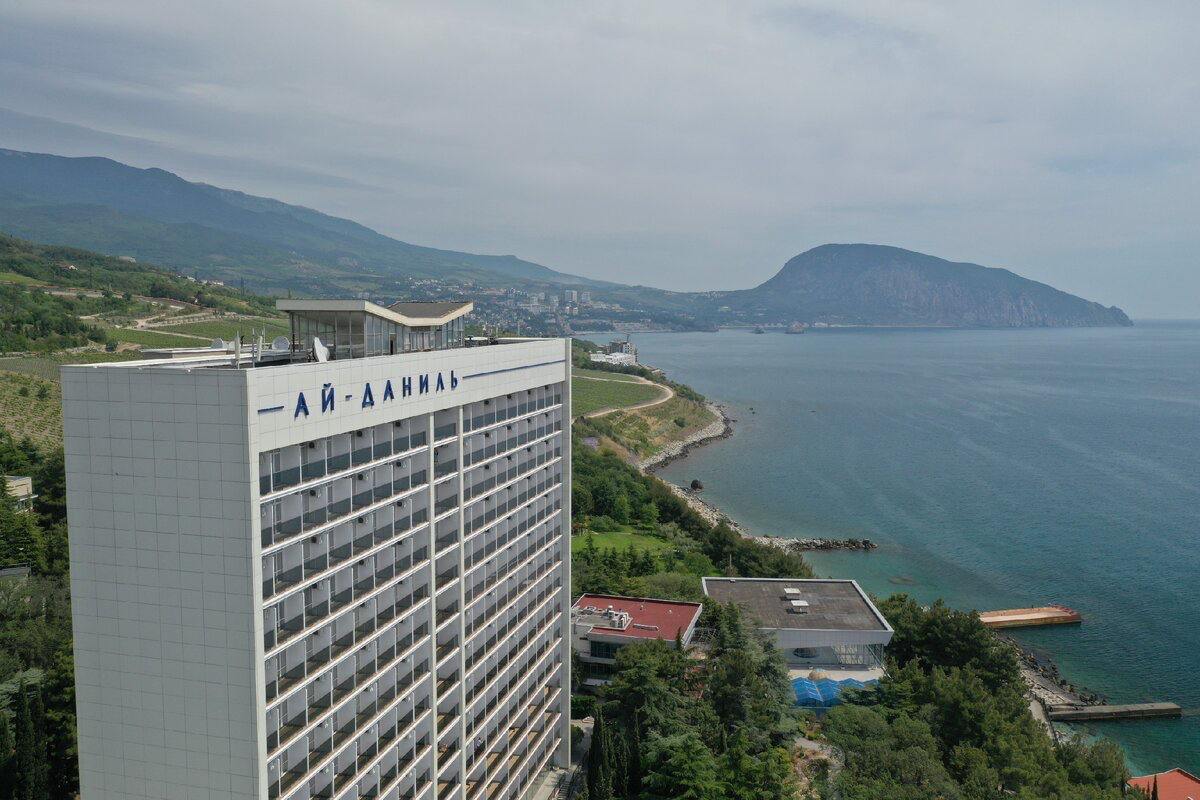 Один из крупнейших санаториев Крыма «Ай-Даниль» отошёл государству Рыночная стоимость объекта может достигать 10 млрд рублей. До декабря прошлого года санаторием владела одноимённая компания. Она была зарегистрирована в 2014 году. Выписки из Росреестра изучил РБК. В начале 2000-х годов комплекс под Ялтой принадлежал украинскому олигарху Ринату Ахметову. Подпишись на «Говорит Москва»