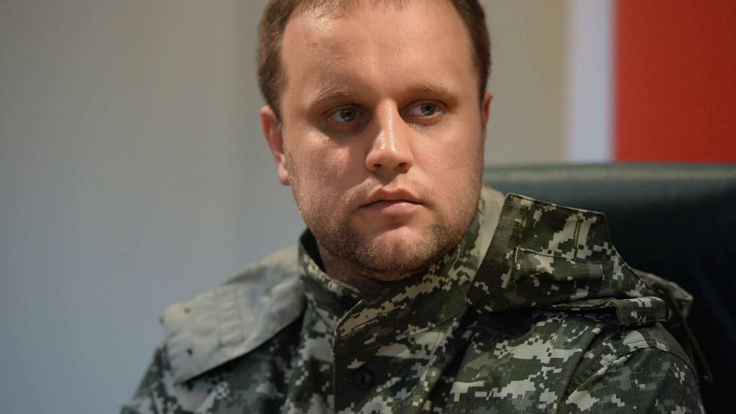 Общественный деятель бывший народный губернатор Донецкой области Павел Губарев заявил РИА Новости что ему неизвестно действительно ли протокол о дискредитации ВС России составили именно на него Таганский суд Москвы зарегистрировал протокол в отношении Губарева инициалы привлекаемого лица П Ю Губарев совпадают с данными общественного деятеля Дело по части 1 статьи 20 3 3 КоАП РФ публичные действия направленные на дискредитацию использования ВС РФ зарегистрировали в среду свидетельствуют данные суда имеющиеся в распоряжении РИА Новости Не знаю Фамилия имя отчество совпадают ну и статья дискредитация армии За что пока не знаю документов не видел сказал агентству Губарев Санкция статьи предусматривает для граждан штраф до 50 тысяч рублей