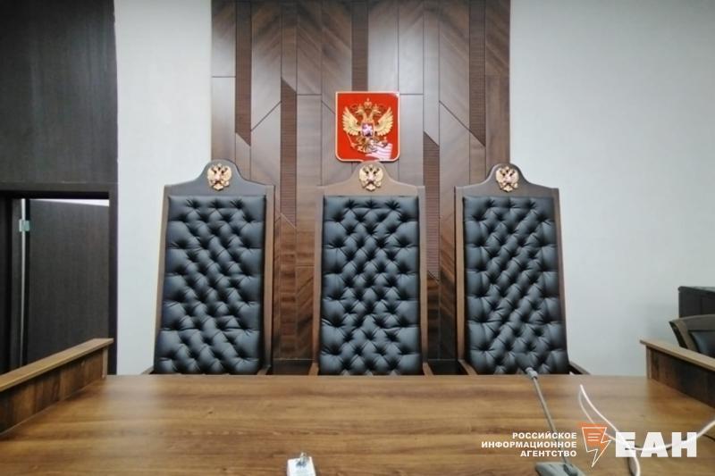 Арбитражный суд Уральского округа постановил снести самовольную постройку ООО Абсолют размещенную возле челябинского городского бора В августе Восемнадцатый арбитражный апелляционный суд признал незаконным предоставление администрацией Челябинска земельного участка ООО Абсолют под строительство капитального объекта вместо размещения спортивно игровой площадки возле городского бора Установлено что компания не освоила территорию не благоустроила и не разместила спортивные сооружения Решение было обжаловано но Уральский суд оставил его в силе Подписаться на канал ЕАН Челябинск