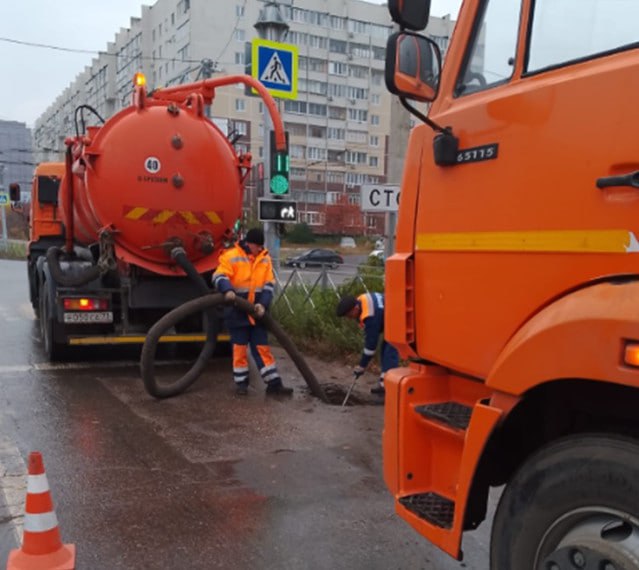 Сегодня 22 октября прочистка систем водоотвода запланирована на проспектах Врача Сурова Антонова Ульяновском улицах Гостомельского десанта Краснопролетарской и Оренбургской При этом мобильные бригады ливнёвщиков готовы будут переместиться на любую точку где может возникнуть скопление дождевой воды