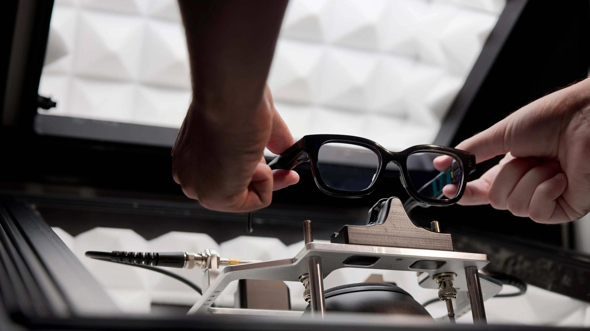 Google и Magic Leap показали прототип умных очков с ИИ Его представили на конференции Future Investment Initiative в Эр Рияде Это устройство весом 50 грамм как сообщается послужит прототипом и эталонным дизайном для экосистемы Android XR Компании будут сотрудничать и дальше они возобновили партнёрство и подписали трёхлетнее соглашение На данный момент единственным устройством на Android XR остаётся гарнитура Galaxy XR от Samsung Умных очков на новой ОС пока нет Rozetked Plus