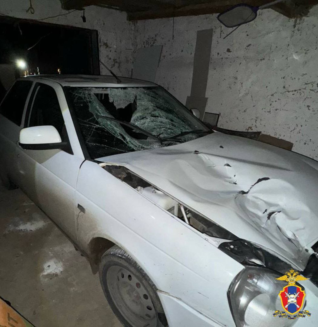 Подозреваемый в совершении смертельного наезда на пешехода в Городовиковске задержан Совместными усилиями сотрудников Госавтоинспекции уголовного розыска МВД по Республике Калмыкия МО МВД России Городовиковский и УМВД РФ по г Элисте личность водителя установлена Им оказался 27 летний житель города который покинул место ДТП и пытался скрыться В настоящее время подозреваемый доставлен в отдел полиции для проведения дальнейших следственных действий Фото МВД Калмыкия Быть в курсе Прислать новость Также подписывайтесь на наш новостной канал в MAX Вести Калмыкия