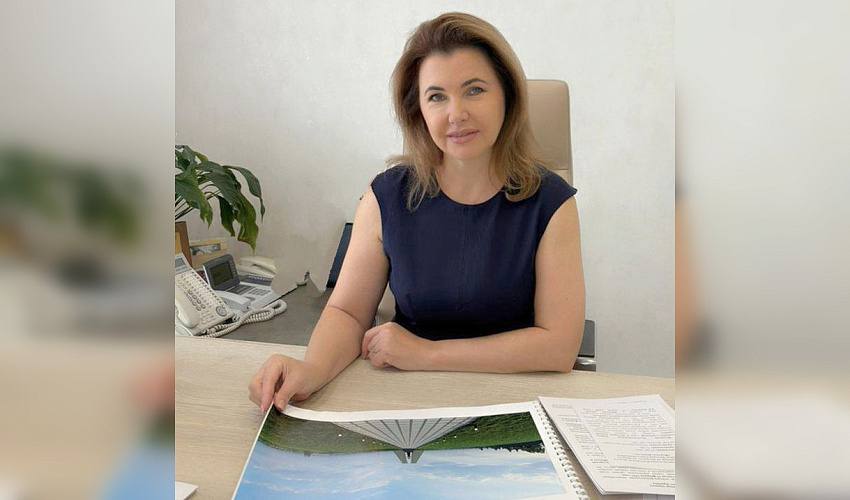 Министр культуры Ростовской области рассказала о съемках фильма о трагедии на шахте им. Красина Министр культуры региона Анна Дмитриева приняла участие в съемках документального фильма о массовых расстрелах мирных жителей на шахте имени Красина в годы Великой Отечественной войны. Картина создается АНО «Центр медиастратегий» в рамках проекта «Без срока давности», посвященного сохранению памяти о жертвах нацизма. Оккупация Ростовской области унесла жизни сотен тысяч граждан. Одна из самых страшных страниц истории Дона связана с шахтой им. Красина, где фашисты проводили массовые казни. Уже в 1943 году на этом этом месте установили первый памятник – деревянную пирамиду со звездой. Позже, в 1959 году, его заменили на обелиск, а в 1975 году был открыт Мемориальный комплекс «Жертвам фашизма». В 2026–2027 годах запланирован его капитальный ремонт за счет областного бюджета. Премьера фильма пройдет в ростовском «Доме кино». Анна Дмитриева предложила директору Центра медиастратегий Марку Быкову организовать дополнительный показ на площадке музея «Самбекские высоты», чтобы как можно больше людей смогли узнать о трагических событиях тех лет. Проект «Без срока давности» продолжает работу по сохранению исторической памяти и противодействию попыткам искажения истории.