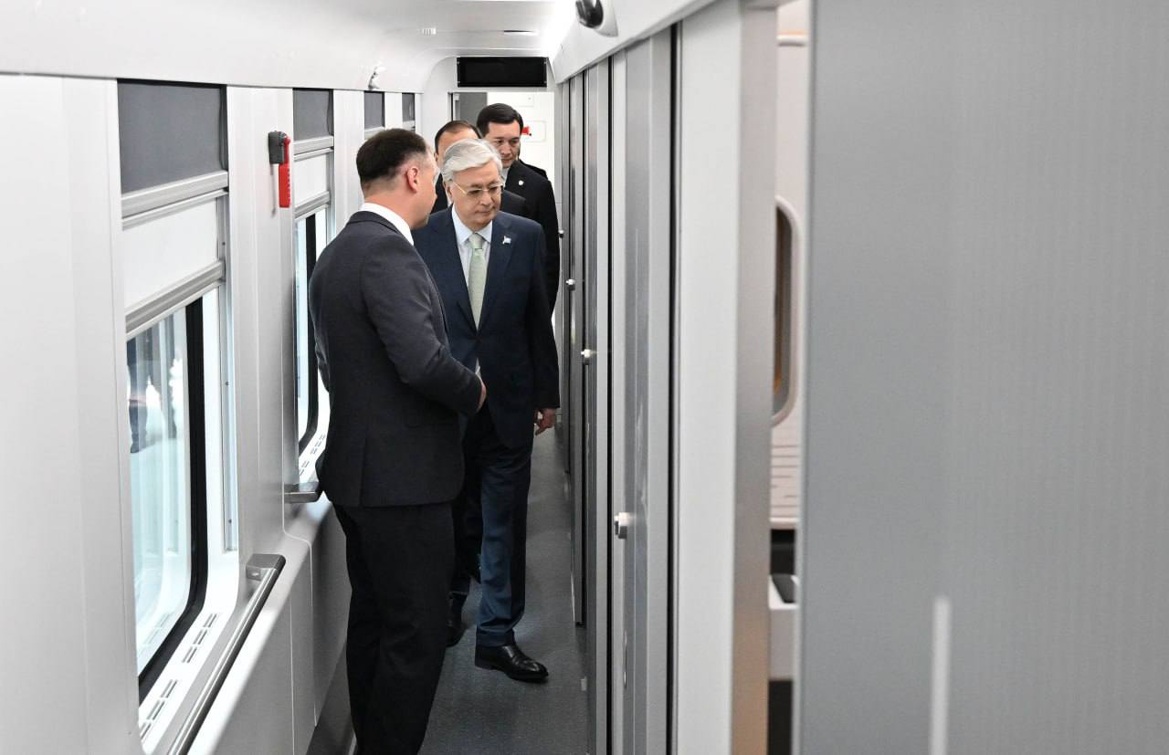 Токаеву показали первый пассажирский вагон, произведенный на заводе Stadler Kazakhstan Предприятие ориентировано на выпуск купейных, плацкартных и специализированных вагонов. В этом году здесь планируется выпустить 51 единицу, а до 2030 года в эксплуатацию будет передано 557 новых вагонов. Срок их службы составляет 40 лет. Сообщается, что это позволит полностью обновить вагонный парк национального перевозчика. /atamekenbusiness
