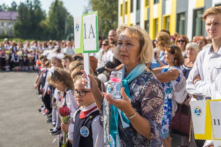 Количество педагогов в 2024 году выросло в Новосибирской области  В 2023 году педагогов в регионе было 25 990, в 2024 году – уже 26 374. Для преподавателей предусмотрен целый ряд мер поддержки. Подробнее...  #ОБЩЕСТВО