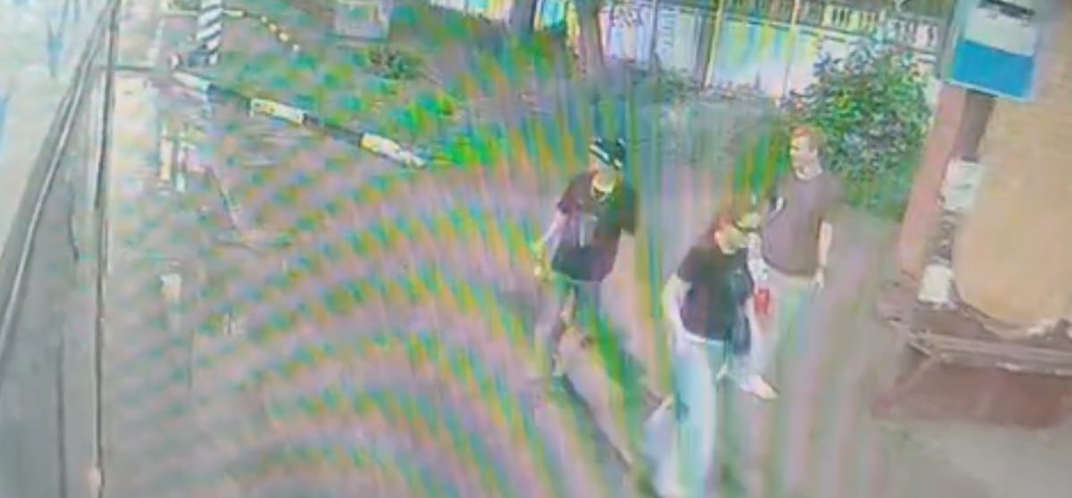 В Балакове неизвестные обстреляли общественный транспорт Инцидент произошел, когда двое молодых людей и девушка вышли из салона троллейбуса. Один из них достал, предположительно травматический пистолет, и выстрелил в заднее стекло. До этого, судя по камерам внутри, они распивали алкогольные напитки. Никто не пострадал, несмотря на то, что на задних сиденьях находились подростки, сообщил глава Балаковского района Сергей Барулин. Он обратился с заявлением в правоохранительные органы. В полиции "Саратов 24" сообщили, что на место происшествия выезжала следственно-оперативная группа. Полиция проводит проверку, устанавливает обстоятельства и участников инцидента. Прислать новость