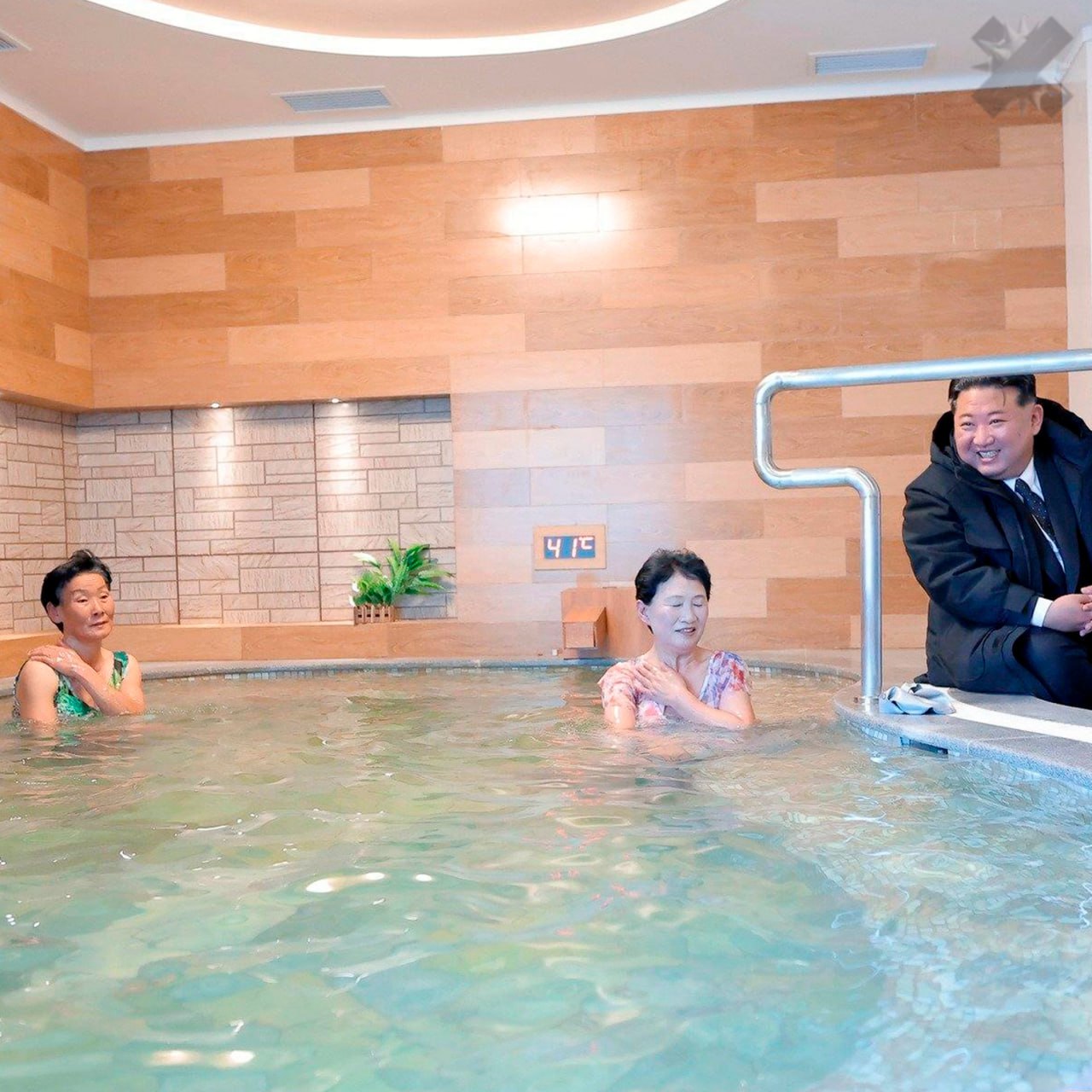 Ким Чен Ын пришёл в сауну к обычным корейцам Лидер КНДР лично заглянул в новую зону отдыха с горячими источниками чтобы посмотреть как граждане расслабляются на курорте Получилось неловко внезапно и очень по боссовски вот это контроль качества отдых резко закончился НМШ