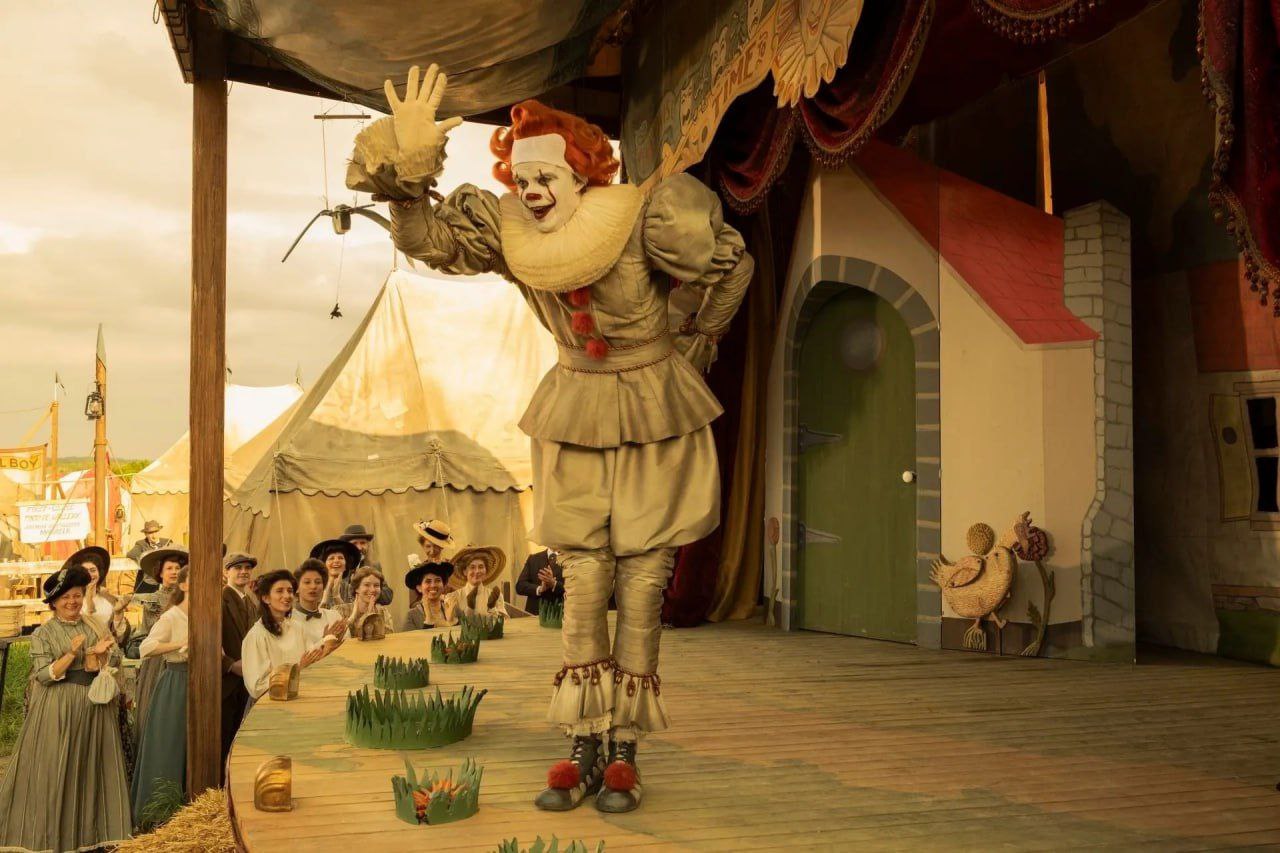 Завершился первый сезон сериала Оно Добро пожаловать в Дерри Режиссёр Андрес Мускетти уже подтвердил что у HBO есть план на 3 сезона действие второго будет происходить в 1935 году а третьего в 1908 году События происходят в 1935 году за 27 лет до первого сезона и они связаны с резнёй банды Брэдли из книг Действие разворачивается в период Великой депрессии в Дерри и в нём появятся как новые персонажи так и некоторые герои из текущего сезона но моложе рассказал Мускетти Ходят слухи что съёмки продолжения стартуют в марте 2026 года В нашей рецензии киновед Валерия Куприна выносит вердикт по первым шести эпизодам HBO Max Следуй за КИНОТВ