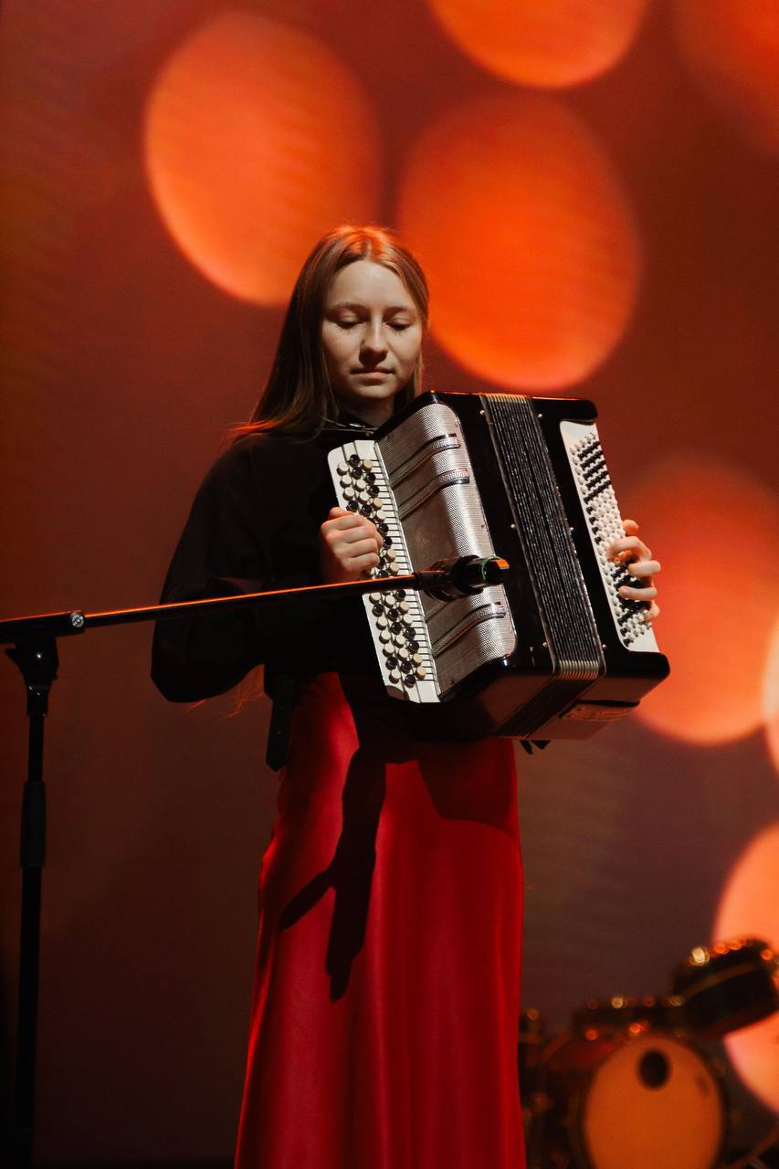 Студенты ВГТУ на Всероссийском слёте студенческих отрядов 2025 победы достижения и командный дух Недавно в Красноярске прошёл Всероссийский слёт студенческих отрядов ВССО66 Это масштабное событие собрало около 3000 студентов из разных регионов страны а также приглашённых гостей и представителей работодателей В рамках слёта студенты приняли участие в конкурсах творческих фестивалях спартакиаде и деловой программе Делегацию Воронежской области на слёте представляли бойцы СО ВГТУ которые достигли достойных результатов в разных направлениях деятельности РСО ВК ОК ДЗЕН MAX