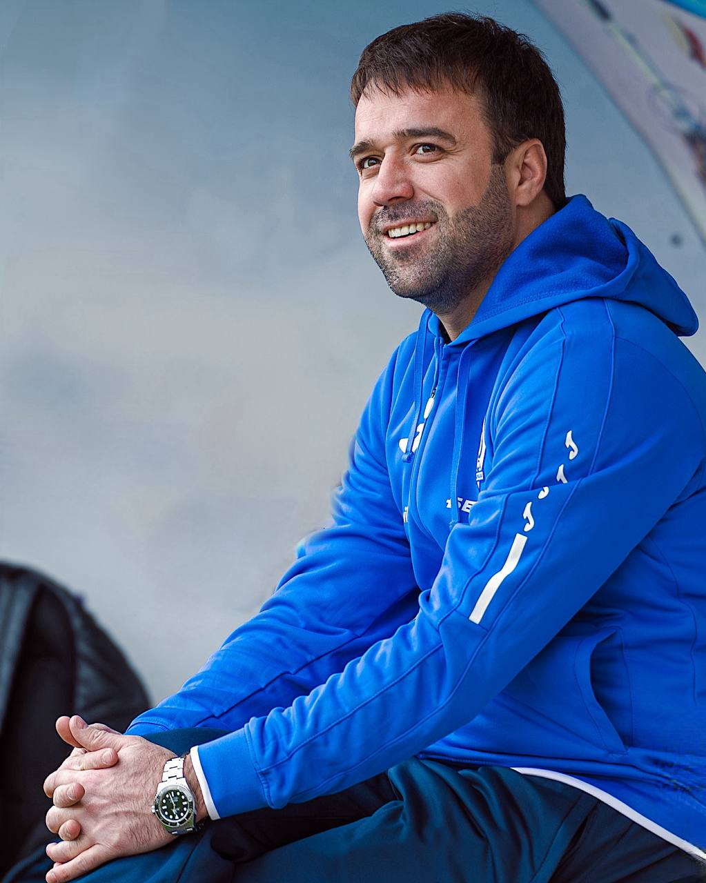 Магомед Багаудинов Моя прямая задача стратегическое развитие махачкалинского Динамо Председатель Общего собрания учредителей махачкалинского Динамо Магомед Багаудинов в интервью клубной пресс службе рассказал о том как изменилась система управления клубом Как и в результате чего сменилась система управления клубом и состоялось Ваше назначение председателем Общего собрания учредителей Попечительским советом ФК Динамо принято решение о совершенствовании системы управления клубом Действующий орган управления Общее собрание учредителей сохранен в прежнем формате и продолжает осуществлять свои полномочия В рамках принятых организационных решений в структуре управления клубом выделена должность председателя Общего собрания учредителей Моя кандидатура была предложена председателем Попечительского совета главой Республики Дагестан Сергеем Меликовым Так всё и началось Я искренне рад стать частью семьи Динамо хочу выразить благодарность за оказанное доверие главе Республики Дагестан председателю Попечительского совета клуба Сергею Алимовичу Меликову Для меня это большая честь и высокий уровень ответственности Я пришел в клуб с четким пониманием задач и целей Мой стиль управления предполагает глубокую вовлеченность во все ключевые процессы Моя прямая задача стратегическое развитие клуба Главный приоритет достижение спортивного результата Вторая часть сезона не за горами времени на раскачку и эксперименты у нас нет Как изменились роли прежних руководителей клуба президента Гаджи Гаджиева и генерального директора Шамиля Газизова По Шамилю Газизову изменений нет Он остается генеральным директором клуба единоличным исполнительным органом Шамиль Камилович продолжит осуществлять оперативное руководство текущей деятельностью клуба курировать спортивный блок и все направления входящие в его компетенцию С Гаджи Муслимовичем мы находимся в постоянном рабочем контакте Последний разговор состоялся 31 декабря накануне Нового года Мы подробно обсудили ключевые вопросы и достигли всех необходимых договоренностей Я предложил Гаджи Муслимовичу сосредоточиться на развитии системы детско юношеского футбола клуба и он поддержал эту инициативу Уверен его колоссальный опыт и профессиональные качества принесут Динамо значимую пользу в этом направлении Отдельно хочу подчеркнуть вклад Гаджи Муслимовича в развитие и успех махачкалинского Динамо огромен и неоспорим Мы искренне благодарны ему за проделанную работу и высоко ценим все что им было сделано для клуба Ожидаются ли изменения в клубе и команде в ближайшее время Какие В клубе уже реализован ряд изменений однако процесс на этом не завершен Все принимаемые решения носят системный характер и ориентированы на долгосрочную перспективу Их цель создать устойчивые условия для стабильного роста и развития клуба как в спортивной так и в организационной составляющей Подчеркну что результат возможен только при слаженной дисциплинированной и профессиональной работе всей команды Только так мы сможем добиться тех целей которые стоят перед махачкалинским Динамо Коснутся ли изменения состава команды Новый главный тренер команды Вадим Валентинович Евсеев в ходе текущего сбора ближе познакомится с ребятами и оценит их функциональное состояние уровень готовности и потенциал По итогам этого этапа мы совместно с тренерским штабом определим требуется ли дополнительное усиление состава и по каким позициям На данный момент говорить об этом преждевременно Ожидаем что после завершения сбора картина будет в целом понятна и тогда можно будет принимать конкретные решения Какие задачи стоят перед командой на вторую часть сезона Сохранить за собой место в Премьер Лиге избежав стыковых матчей ДинамоМахачкала dinmx