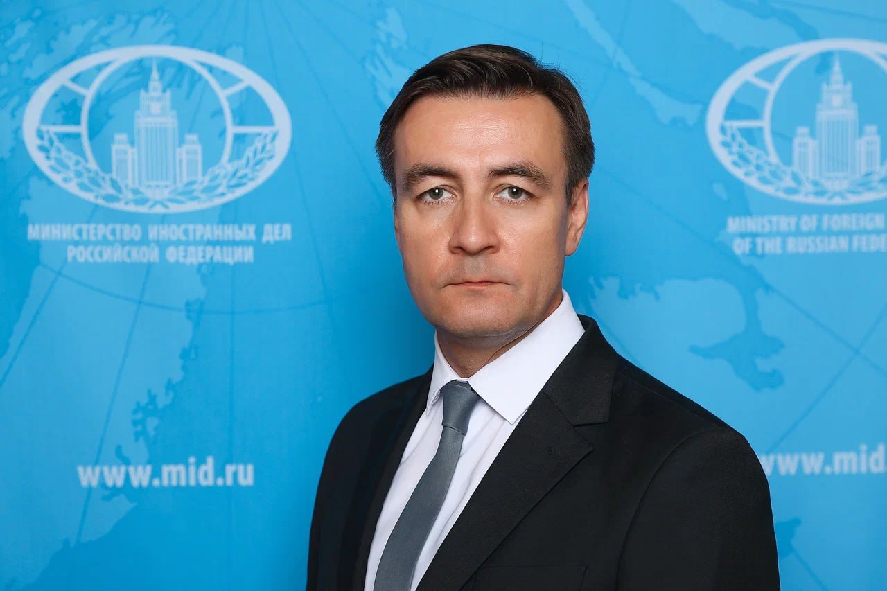 Комментарий специального представителя Министра иностранных дел Российской Федерации по вопросам международного сотрудничества в области обеспечения права на свободу вероисповедания М М Мелеха о репрессивных методах воздействия на священнослужителей Украинской православной церкви 20 октября 2025 года 2024 и 2025 годы ознаменовались очередным витком давления на каноническую Украинскую православную церковь УПЦ Тщетность силовых попыток госструктур организовать массовые переходы верующих в созданную административными усилиями Православную церковь Украины подвела стратегов киевского режима к умозаключению о необходимости создания механизма юридического запрета крупнейшей конфессии в стране В рамках данной явно заказной кампании чиновники режима Зеленского ответственные за религиоведческую экспертизу проводят последние месяцы в поисках хоть каких то доказательств аффилированности УПЦ с РПЦ врываются в монастыри осуществляют проверки деятельности церковных структур а также унизительную для всей страны и оскорбительную для верующих процедуру инвентаризацию святынь При этом всё перечисленное лишь малая часть многолетней политики запугивания и преследования священнослужителей УПЦ путём возбуждения уголовных дел продолжающихся рейдерских захватов храмов с применением физического насилия к духовенству и прихожанам их системной дискриминации в СМИ общественной травли Методология работы киевского режима по обезвреживанию главного актива Церкви а именно людей незамысловата и выдержана в духе контроля тоталитарных государств над собственным населением Священников подозреваемых в родственных или дружеских связях с российскими гражданами подвергают задержаниям в ходе которых у них изымаются мобильные телефоны для выявления в мессенджерах соответствующей переписки Любой намёк на наличие подобных сообщений даже бытового характера однозначно трактуется в качестве передачи информации враждебному государству и становится основанием для обвинения в шпионаже и задержания В период содержания священнослужителей в следственном изоляторе практикуется психологический прессинг помещение в карцер на несколько дней с целью принуждения к признанию вины в обмен на условный срок вместо уголовного Одним из условий возможных сделок по освобождению является добровольный переход в ряды так называемой Православной церкви Украины В качестве альтернативного варианта в Киеве рассматривают пополнение арестованными клириками своего разменного фонда при обмене военнопленными с российской стороной Учитывая значительный численный перевес украинских военнопленных по сравнению с российскими режим Зеленского исходит из формулы обмена одного представителя якобы пророссийского духовенства на нескольких военнопленных ВСУ В связи с этим более чем сомнительно что обнародованная ранее СБУ цифра в 180 уголовных дел заведённых на священнослужителей отражает реальное число преследуемых в этой стране людей по религиозному признаку ПреступленияКиевскогоРежима Профильным механизмам международных структур и правозащитным организациям в целях пресечения практик порочащих честь и достоинство человека а также нарушающих не один десяток международно правовых положений в области защиты прав человека стоит уделить пристальное внимание не только очевидным аспектам антицерковной политики киевского режима но и широкому инструментарию давления на священнослужителей со стороны репрессивной государственной машины Тема вопиющих гонений на УПЦ подробно изложена в тематических докладах МИД России О противоправных действиях киевского режима в отношении Украинской православной церкви её священнослужителей и прихожан от 25 июня 2023 года О противоправных действиях киевского режима в отношении Украинской православной церкви её священнослужителей и прихожан от 25 января 2025 года О ситуации с правами человека на Украине и другие