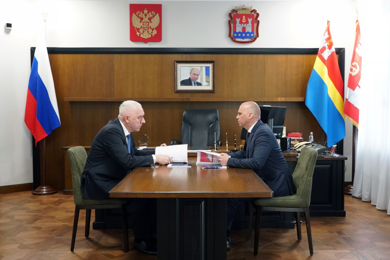 В регион с рабочим визитом прибыл полномочный представитель Президента России в СЗФО Александр Гуцан. В повестке – безопасность региона, подготовка к 9 Мая и исполнение поручений Президента по чествованию ветеранов Великой Отечественной войны. • Доложил, что почётного гражданина своих городов удостоены все 65 участников Великой Отечественной войны, проживающие в 12 муниципалитетах. Им также назначена единовременная выплата. • Больше 1 300 жителям региона вручили юбилейную медаль к 80-летию Победы, учреждённую решением Президента России. В апреле вместе с пенсией им поступит выплата к юбилею Победы. • В этом году увеличили в шесть раз региональную выплату к 9 Мая для инвалидов и участников Великой Отечественной войны, в два раза – для бывших несовершеннолетних узников концлагерей, жителей блокадного Ленинграда, ветеранов становления области. Выделили свыше 13 миллионов рублей. Спасибо Александру Владимировичу за поддержку региона во всех направлениях!
