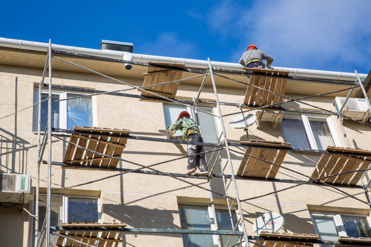 Капремонт 319 домов запланирован в Калужской области на 2026 год Сформирован план капремонта многоквартирных домов на следующий год В программу вошли 319 домов Предварительная стоимость работ оценивается в 2 3 млрд рублей