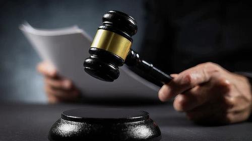 Изъято более 300 земельных участков общей стоимостью свыше миллиарда рублей ранее принадлежавших экс депутату Госдумы Как выяснилось в ходе проверки в период с 1996 по 2000 годы занимая кресло депутата Госдумы Малик Гайсин умудрялся лично и через доверенных лиц рулить целым рядом компаний Он умело прятал свои активы ловко пользовался финансовыми инструментами греб прибыль лопатой и при этом успешно развивал свой бизнес Полная версия на сайте   argumenti ru society 2026 02 985419