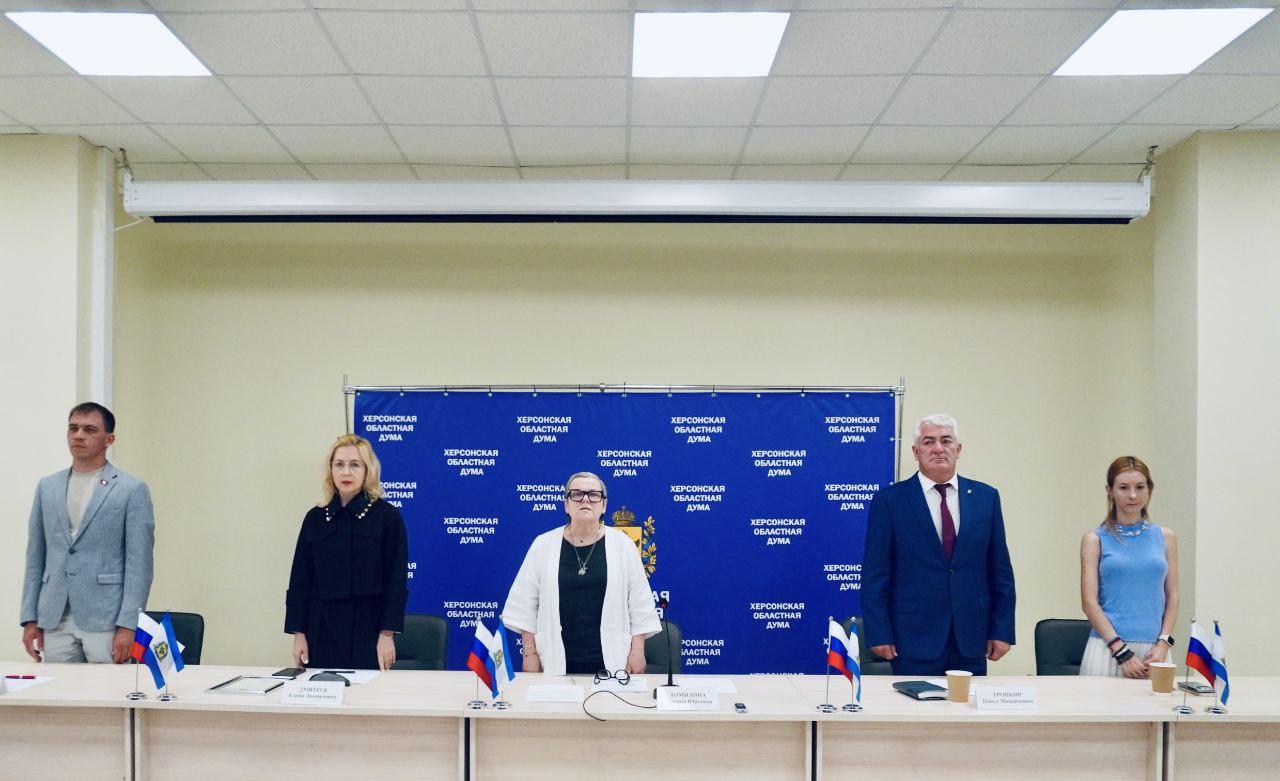 Сегодня состоялось тридцать шестое заседание Херсонской областной Думы I созыва На повестку регионального парламента было вынесено четыре законодательные инициативы. В частности, депутаты рассмотрели: Проект закона Херсонской области "Об исполнении бюджета Территориального фонда обязательного медицинского страхования Херсонской области за 2024 год". Докладчиком выступил директор ТФОМС Херсонской области Анна Литвиненко. Министр финансов Херсонской области Сергей Бурков представил проект закона Херсонской области «Об исполнении бюджета Херсонской области за 2024 год». В ходе рассмотрения Сергей Николаевич ответил на многочисленные вопросы депутатов по теме бюджетного устройства региона. Проект закона Херсонской области "О внесении изменений в Закон Херсонской области «Об инвестиционной политике и государственной поддержке инвестиционной деятельности в Херсонской области» представил Министр экономического развития Херсонской области Эрвин Мусаев. На обсуждение региональных парламентариев был внесен проект закона Херсонской области «О молодежной политике в Херсонской области». И.о. Министра молодежной политики Херсонской области Владислав Ярченко отметил важность поддержки молодежи Херсонщины. Все четыре законопроекта были единогласно поддержаны депутатами Херсонской областной Думы. Также депутаты приняли решение освободить Пасько Надежду Викторовну от должности Заместителя Председателя Херсонской областной Думы без прекращения депутатских полномочий. Основанием для принятия такого решения послужило внесённое в Херсонскую областную Думу представление прокуратуры Херсонской области.