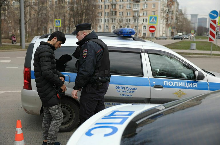 Итоги операции Нелегал 2025 По данным МВД ФСБ и Росфинмониторинга в ходе операции выявлено свыше 128 тыс нарушений миграционного законодательства Принято более 19 тыс решений о выдворении и депортации Возбуждено около 4 8 тыс дел о незаконной миграции Около 1 5 тыс по иным преступлениям включая террористическую и экстремистскую направленность Задержано свыше 1 тыс разыскиваемых мигрантов 20 ноября информацию озвучила представитель МВД Ирина Волк