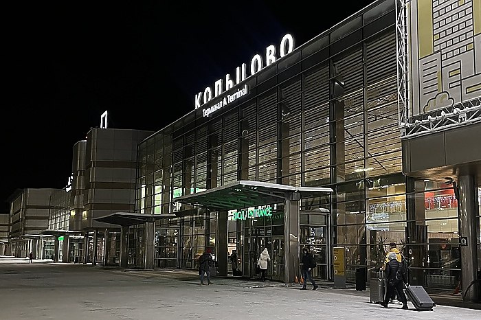 Сотрудники аэропорта Кольцово не смогли вовремя попасть на работу Утром 20 февраля в Екатеринбург сотрудники аэропорта Кольцово почти два часа не могли попасть на рабочие места из за проверки силовиков Об этом URA RU рассказала одна из работниц воздушной гавани По ее словам у контрольно пропускного пункта в терминале образовалась большая очередь В это время на территории Кольцово находились сотрудники полиции Проверочные мероприятия продолжались около двух часов часть персонала ожидала допуска к работе на улице Агентство обратилось за разъяснениями в пресс службу аэропорта однако там отказались от подробных комментариев отметив лишь что сейчас Кольцово функционирует в обычном режиме uralweb ru