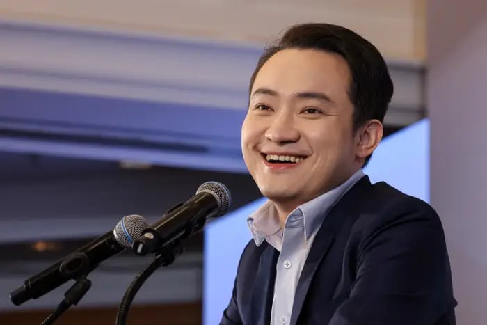 Upd: отец основателя TRON Джастина Сана — Вайке Сан — займет должность председателя Совета директоров публичной компании Tron Inc, которая образуется в результате слияния с SRM Entertainment. На ключевые руководящие должности будут назначены топ-менеджеры TRON. Несмотря на видимость согласованности, Tron DAO не имеет прямых инвестиций, прав управления или формальной роли в сделке. В то же время сама сделка будет заключена в токенах TRX. Tron Inc планирует купить и хранить TRX на $210 млн, с первым взносом на $100 млн. News Markets Instagram