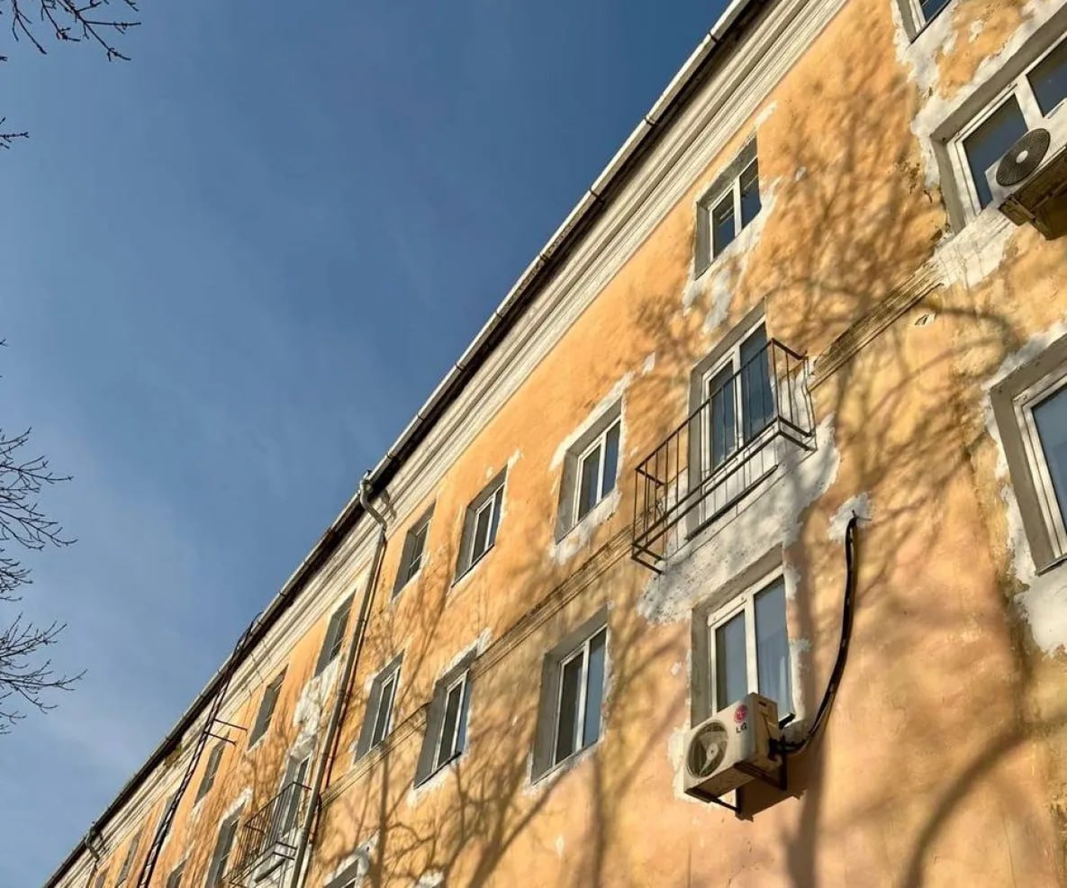 В Хабаровске суд обязал ТОГУ обследовать учебные корпуса  Суд по иску прокуратуры Краснофлотского района обязал обследовать учебные корпуса Тихоокеанского государственного университета для определения возможности их дальнейшего использования.  Прокуратура провела проверку по сообщениям о ненадлежащих условиях обучения в вузе. Как выяснилось, шесть корпусов на улицах Карла Маркса, Дикопольцева, переулке Студенческом находятся в неудовлетворительном состоянии.   Необходимо техническое обследование, которое покажет, возможно ли эксплуатировать их дальше.  Прокуратура внесла руководителю университета представление и обратилась в суд с иском о возложении на ТОГУ обязанности провести техническое обследование состояния учебных корпусов.   Суд удовлетворил исковые требования, исполнение решения суда постановлено на контроль прокуратуры.