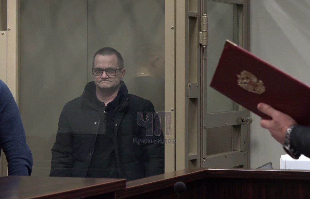 Сочинец осуждён за госизмену! Краснодарский краевой суд вынес приговор жителю Сочи, признанному виновным в государственной измене. Работая стрелком в охране железной дороги, мужчина в 2023 году передавал своему знакомому, сотруднику украинской полиции, фото и видеоматериалы с расположением систем ПВО. Эта информация могла быть использована против безопасности России. Суд приговорил его к 12 годам строгого режима с последующим ограничением свободы на 1 год. Приговор смягчили благодаря активному сотрудничеству осужденного со следствием. Приговор пока не вступил в законную силу.