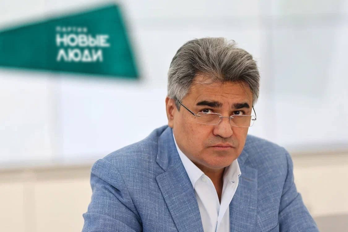 «Новые люди» внесли закон, который позволит регионам устанавливать правила проживания для мигрантов Эта инициатива началась с истории в Петербурге. Месяц назад в Парголово мигрант с кувалдой ворвался в квартиру профессора и всё там разгромил. Потому что его не предупредили о ремонте, а у него на родине «так не принято». Угрожал убить рабочих. Случай вопиющий. И, к сожалению, не единственный. В Ростовской области дети мигрантов сбиваются в стаи и нападают на прохожих. Избили пенсионера за то, что он сделал им замечание. В Подмосковье после Курбан-Байрама мигранты бросили останки животных прямо на обочине, в жилой зоне. А в Химках мигранты обустроили жильё прямо в мусорной камере. Такие истории приходят из разных регионов. Каждый со своей спецификой. И наш законопроект даст каждому региону право решить эту проблему по-своему. К примеру, каждый регион сможет установить минимальное знание русского языка. Мигрант, прежде чем заселиться в квартиру, должен будет пройти тесты. Можно будет установить норму проживания на одной площади, чтобы не было «резиновых» квартир. И так далее, вплоть до комендантского часа для мигрантов. Это поможет повысить безопасность по всей стране — с учётом всех региональных особенностей. Нечаев — подписаться