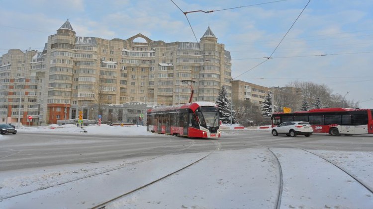 Движение трамваев по улице Карпинского откроют с 27 декабря   vesti perm ru publications 02f4cafa 0ac8 46f6 b8e3 8219113c5614 В Перми с 27 декабря будет открыто движение трамваев по улице Карпинского Об этом сообщил губернатор Пермского края Дмитрий Махонин Электротранспорт начнет курсировать по новому пути улицам Пушкина Крисанова и Карпинского По новому участку пути с завтрашнего дня будут ходить трамваи маршрутов 11 Висим депо Балатово и 12 Пермская ярмарка Школа 107 как наиболее востребованные у пассажиров В связи с запуском трамваев компенсационный автобусный маршрут 72 Планета ЦУМ будет работать до 16 января включительно После обслуживание маршрута будет прекращено